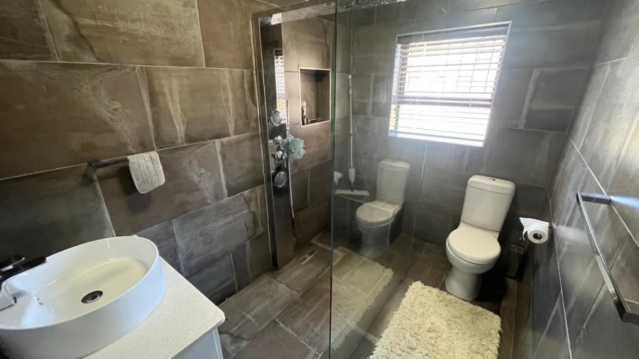 5 Bedroom Property for Sale in Wavecrest Eastern Cape